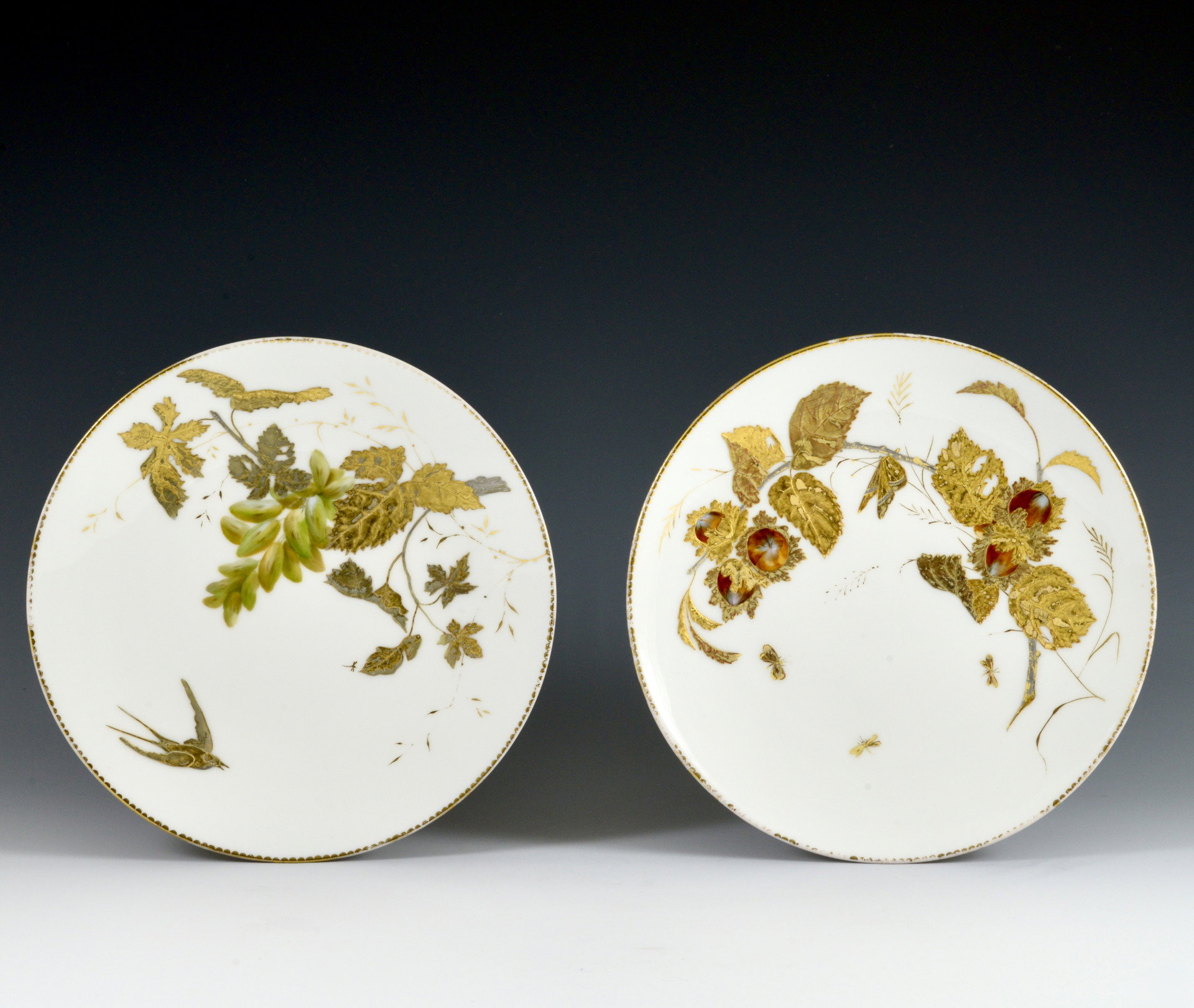 Paire de plats au décor naturaliste en relief pâte sur pâte or et platine inspiré du Japonisme - Manufacture Ginori, vers 1880
